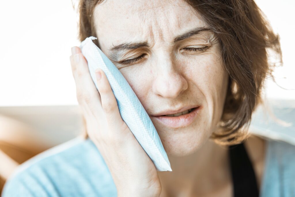 A woman experiencing jaw pain.